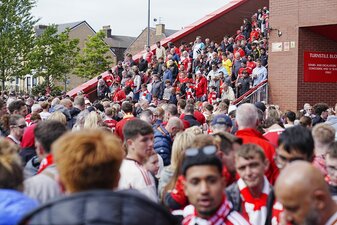 Das Stadion des FC Liverpool ist evakuiert worden. Das Stadion des FC Liverpool ist evakuiert worden.