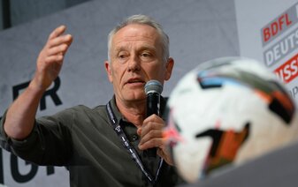 Ex-Bundesliga-Trainer Christian Streich mit einem Plädoyer für Nachwuchsfußballer. Ex-Bundesliga-Trainer Christian Streich mit einem Plädoyer für Nachwuchsfußballer.