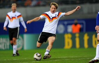 1990 gehörte Mill zum Weltmeister-Kader in Italien, auch wenn er in keinem Spiel eingesetzt wurde. 1990 gehörte Mill zum Weltmeister-Kader in Italien, auch wenn er in keinem Spiel eingesetzt wurde.