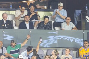 Heung-Min Son (M) verfolgt das Spiel seines neuen Clubs von der Tribüne. Heung-Min Son (M) verfolgt das Spiel seines neuen Clubs von der Tribüne.