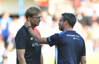 Der ehemalige Trainer des FC Liverpool, Jürgen Klopp (l) und der frühere Coach von Huddersfield Town, David Wagner, arbeiten mittlerweile zusammen, allerdings nicht mehr als Trainer. Der ehemalige Trainer des FC Liverpool, Jürgen Klopp (l) und der frühere Coach von Huddersfield Town, David Wagner, arbeiten mittlerweile zusammen, allerdings nicht mehr als Trainer.