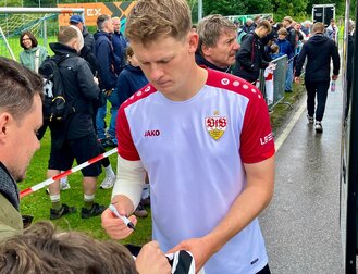 Stuttgarts Torwart Alexander Nübel kämpft mit Problemen am Ellenbogen. Stuttgarts Torwart Alexander Nübel kämpft mit Problemen am Ellenbogen.