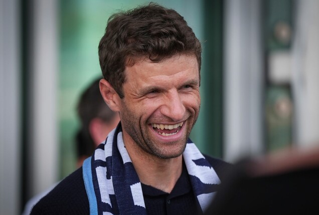 Thomas Müller bei der Ankunft in Vancouver.