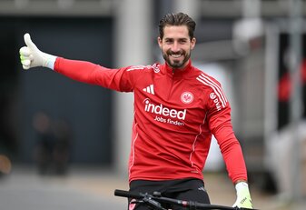 Eintracht Frankfurts Kevin Trapp soll im DFB-Pokal gegen den FV Engers trotz der Wechselgerüchte im Tor stehen. Eintracht Frankfurts Kevin Trapp soll im DFB-Pokal gegen den FV Engers trotz der Wechselgerüchte im Tor stehen.