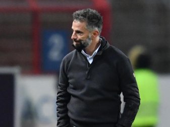 Trainer Tomas Oral kassierte mit dem KSC gegen Fürth eine Niederlage. Foto: Uwe Anspach
<br>dpa-infocom GmbH Trainer Tomas Oral kassierte mit dem KSC gegen Fürth eine Niederlage. Foto: Uwe Anspach
<br>dpa-infocom GmbH
