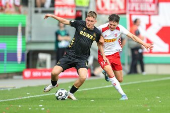 Köln-Neuzugang Isak Johannesson kämpft gegen Regensburg Leo Mätzler um den Ball. Köln-Neuzugang Isak Johannesson kämpft gegen Regensburg Leo Mätzler um den Ball.