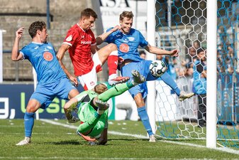 Kaiserslautern hatte beim Oberligisten aus Stahnsdorf leichtes Spiel. Kaiserslautern hatte beim Oberligisten aus Stahnsdorf leichtes Spiel.