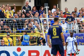 Christopher Antwi-Adjei (r, FC Schalke 04) steht bei einem Einwurf. Der Spieler gab nach dem Spiel an, dabei rassistisch beleidigt worden zu sein. Christopher Antwi-Adjei (r, FC Schalke 04) steht bei einem Einwurf. Der Spieler gab nach dem Spiel an, dabei rassistisch beleidigt worden zu sein.