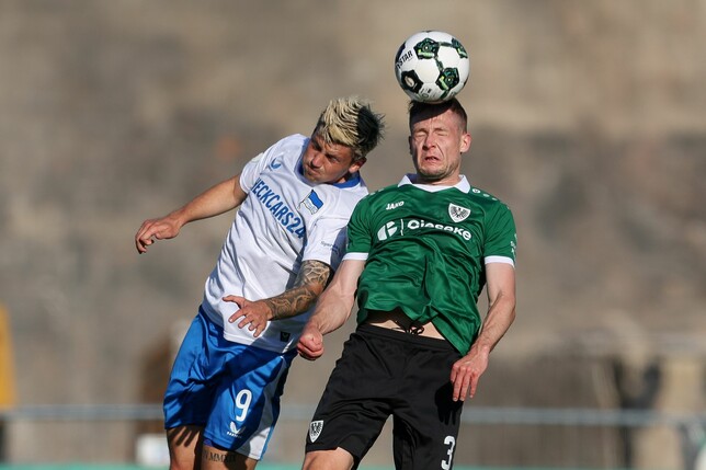 Kopfballduell zwischen dem Münsteraner Paul Jaeckel (rechts) und Herthas Dawid Kownacki.