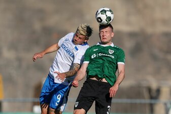 Kopfballduell zwischen dem Münsteraner Paul Jaeckel (rechts) und Herthas Dawid Kownacki. Kopfballduell zwischen dem Münsteraner Paul Jaeckel (rechts) und Herthas Dawid Kownacki.