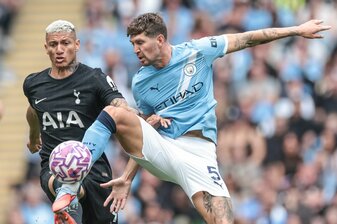 John Stones von Manchester City (r) im Duell mit Richarlison von Tottenham Hotspur. John Stones von Manchester City (r) im Duell mit Richarlison von Tottenham Hotspur.