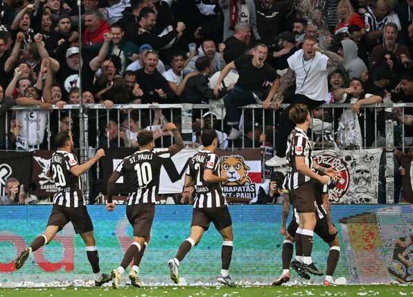 Spieler von St. Pauli jubeln über das 3:3.