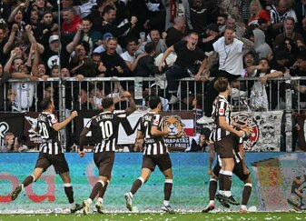 Spieler von St. Pauli jubeln über das 3:3. Spieler von St. Pauli jubeln über das 3:3.