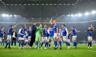 Ausgefallener Jubel der Schalker nach dem 2:1-Sieg gegen Bochum. Ausgefallener Jubel der Schalker nach dem 2:1-Sieg gegen Bochum.