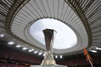 Der Europa-League-Pokal ist mit 15 Kilogramm die schwerste Trophäe der UEFA. Der Europa-League-Pokal ist mit 15 Kilogramm die schwerste Trophäe der UEFA.