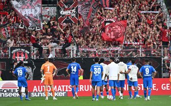 Große Enttäuschung: Leverkusens Spieler nach dem Schlusspfif. Große Enttäuschung: Leverkusens Spieler nach dem Schlusspfif.