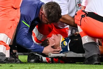 Robin Fellhauer (FC Augsburg) verletzte sich am Ende des Spiel gegen Bayern am Kopf Robin Fellhauer (FC Augsburg) verletzte sich am Ende des Spiel gegen Bayern am Kopf