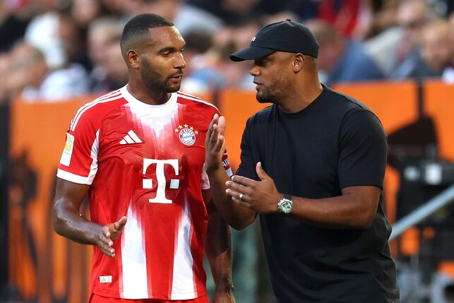 Vincent Kompany (l.) gibt Jonathan Tah Instruktionen während der Partie gegen den FC Augsburg. | Foto: Alexander Hassenstein/Getty Images