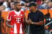 Vincent Kompany (l.) gibt Jonathan Tah Instruktionen während der Partie gegen den FC Augsburg. | Foto: Alexander Hassenstein/Getty Images