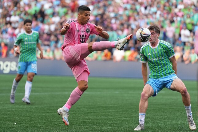 Luis Suárez (l) sorgte nach Schlusspfiff mit einer Attacke gegen einen Betreuer für Wirbel.