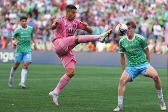 Luis Suárez (l) sorgte nach Schlusspfiff mit einer Attacke gegen einen Betreuer für Wirbel. Luis Suárez (l) sorgte nach Schlusspfiff mit einer Attacke gegen einen Betreuer für Wirbel.