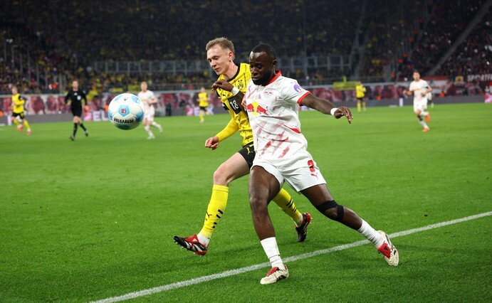 Lutsharel Geertruida (r.) verlässt Leipzig in Richtung England. Foto Alexander Hassenstein/Getty Images