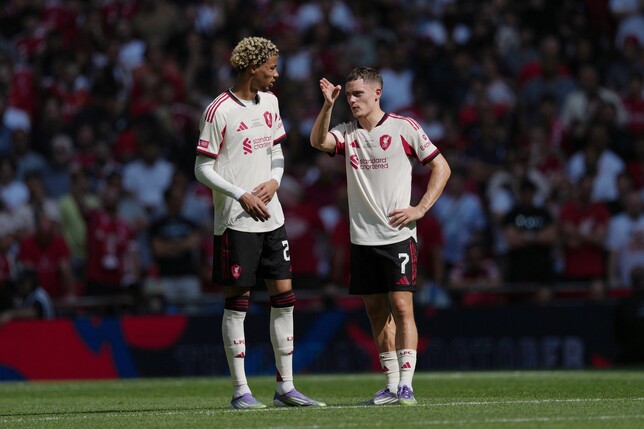 Die Ex-Bundesligastars Hugo Ekitike (l) und Florian Wirtz spielen jetzt in England - wie so viele andere auch. 