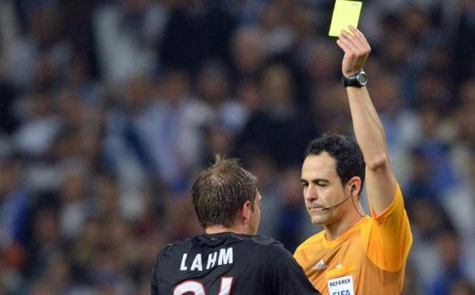 Philipp Lahm droht bei einer weiteren gelben Karte eine Sperre im Achtelfinale der Champions League. Foto: Sven Hoppe
<br>dpa-infocom GmbH