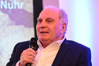 Uli Hoeneß hält die jüngsten Entwicklungen auf dem Transfermarkt für «gaga». Uli Hoeneß hält die jüngsten Entwicklungen auf dem Transfermarkt für «gaga».