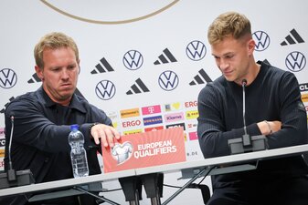 Joshua Kimmich (r) macht sich über die Transfersummen im Fußball seine Gedanken. Joshua Kimmich (r) macht sich über die Transfersummen im Fußball seine Gedanken.