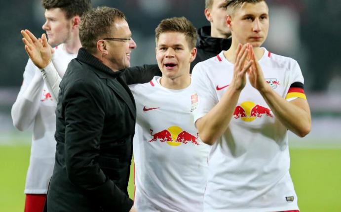 Leipzigs Sportdirektor Ralf Rangnick freut sich mit seinen Spielern über den Sieg gegen Schalke 04. Foto: Jan Woitas
<br>dpa-infocom GmbH