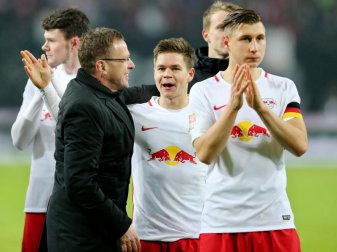 Leipzigs Sportdirektor Ralf Rangnick freut sich mit seinen Spielern über den Sieg gegen Schalke 04. Foto: Jan Woitas
<br>dpa-infocom GmbH Leipzigs Sportdirektor Ralf Rangnick freut sich mit seinen Spielern über den Sieg gegen Schalke 04. Foto: Jan Woitas
<br>dpa-infocom GmbH