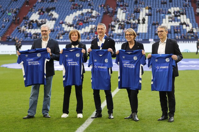 Christina-Rühl Hamers (2. von r.) bleibt Finanzvorständin des FC Schalke 04. | Foto: Christof Koepsel/Getty Images