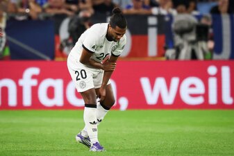 Serge Gnabry fasst sich in Bratislava an den verletzten linken Arm. Serge Gnabry fasst sich in Bratislava an den verletzten linken Arm.