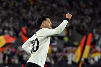 Nadiem Amiri bejubelt sein Tor gegen Nordirland.  Nadiem Amiri bejubelt sein Tor gegen Nordirland.