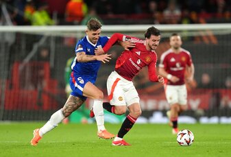 Gegen Manchester United wurde Yeray Álvarez (l) - hier im Zweikampf mit Mason Mount - vergangene Saison positiv getestet.