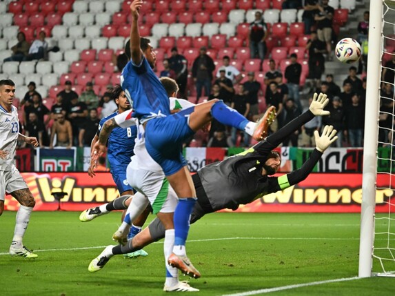 Blackouts und Eigentore - doch Italien wahrt WM-Chance