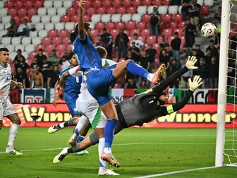Blackouts und Eigentore - doch Italien wahrt WM-Chance Blackouts und Eigentore - doch Italien wahrt WM-Chance