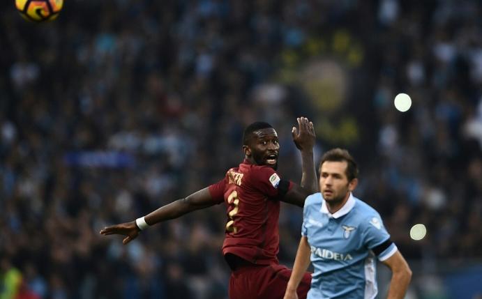 Lulic (r.) entschuldigt sich bei Rüdiger (l.) (Quelle: SID-IMAGES)
<br>© 2016 SID