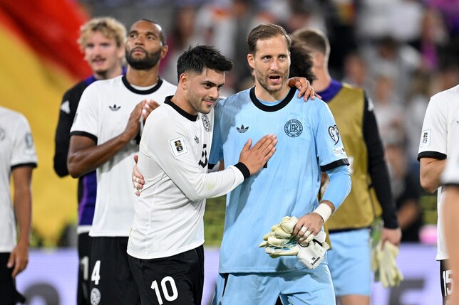 Amiri (l.) und Baumann (r.) nach Sieg der DFB-Elf gegen Nordirland. (Photo by Stuart Franklin/Getty Images)