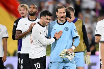 Amiri (l.) und Baumann (r.) nach Sieg der DFB-Elf gegen Nordirland. (Photo by Stuart Franklin/Getty Images) Amiri (l.) und Baumann (r.) nach Sieg der DFB-Elf gegen Nordirland. (Photo by Stuart Franklin/Getty Images)