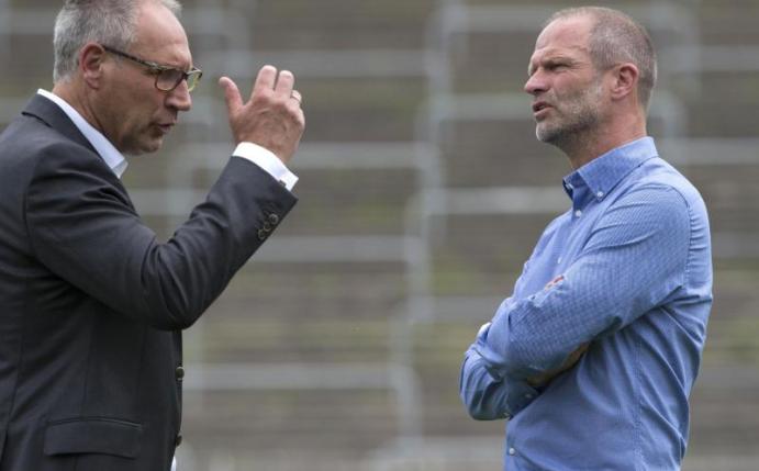 Holger Fach (r.) setzte sich vergeblich für den entlassenen Trainer Norbert Meier ein. Foto: Boris Roessler
<br>dpa-infocom GmbH
