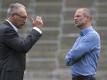 Holger Fach (r.) setzte sich vergeblich für den entlassenen Trainer Norbert Meier ein. Foto: Boris Roessler
<br>dpa-infocom GmbH