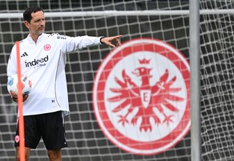 Verfolgt mit der Eintracht in dieser Saison hohe Ziele: Trainer Dino Toppmöller. Verfolgt mit der Eintracht in dieser Saison hohe Ziele: Trainer Dino Toppmöller.