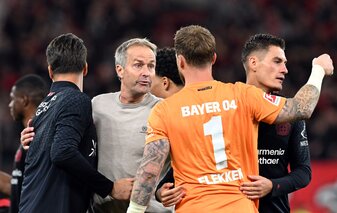 Kasper Hjulmand freut sich über ein gelungenes Debüt bei Bayer Leverkusen. Kasper Hjulmand freut sich über ein gelungenes Debüt bei Bayer Leverkusen.