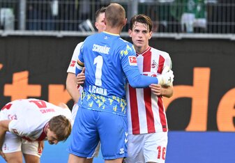 Der Kölner Jakub Kaminski (r) schoss beim 3:3 in Wolfsburg das späteste Tor der Bundesliga-Geschichte. Der Kölner Jakub Kaminski (r) schoss beim 3:3 in Wolfsburg das späteste Tor der Bundesliga-Geschichte.