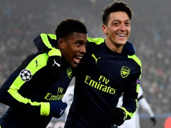 4:1-Erfolg für Mesut Özil und den FC Arsenal (Quelle: SID) 4:1-Erfolg für Mesut Özil und den FC Arsenal (Quelle: SID)