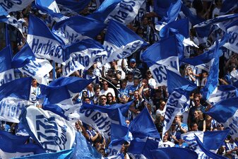 Ein Fan von Hertha BSC musste während der Partie gegen Hannover reanimiert werden. | Foto: Maryam Majd/Getty Images