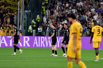 Hoppala: Das Trikot von Serhou Guirassy (r) sieht seltsam aus.