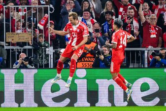 Harry Kane hebt nach seinem 3:1 ab zum Torjubel, rechts freut sich Luis Díaz.  Harry Kane hebt nach seinem 3:1 ab zum Torjubel, rechts freut sich Luis Díaz.